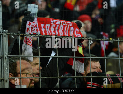 Freiburg, Germania. Il 22 febbraio 2013. I fan di SC Freiburg tenere loro sciarpe prima Bundesliga partita di calcio tra SC e Friburgo Eintracht Frankfurt a Mage Solar Stadium di Friburgo, Germania, 22 febbraio 2013. Foto: Patrick Seeger/dpa/Alamy Live News Foto Stock