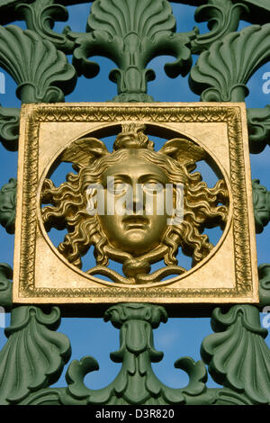 Dettaglio della faccia su i cancelli del Palazzo Reale Torino Italia Foto Stock