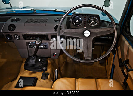 Sedile di guida e il volante di inizio vintage British Land Rover Range Rover Foto Stock