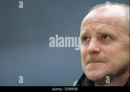 Monaco di Baviera, Germania. Il 23 febbraio 2013. Brema's head coach Thomas Schaaf è raffigurato prima Bundesliga soccer match tra FC Bayern Monaco e SV Werder Bremen a stadio Allianz Arena di Monaco di Baviera, Germania, il 23 febbraio 2013. Foto: ANDREAS GEBERT /dpa/Alamy Live News (ATTENZIONE: embargo condizioni! Il DFL permette l'ulteriore utilizzazione di fino a 15 foto (solo n. sequntial immagini o video-simili serie di foto consentito) via internet e media on line durante il match (compreso il tempo di emisaturazione), adottate dall'interno dello stadio e/o prima di iniziare la partita. Il DFL permette la unrestr Foto Stock