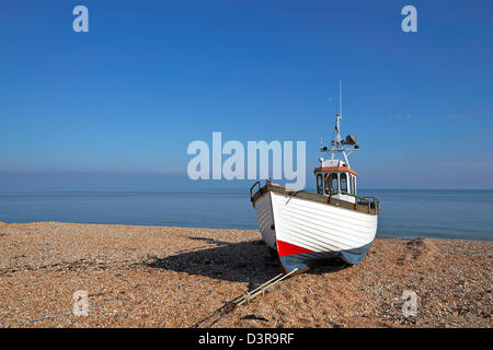 Dungeness barca da pesca redatto sulla spiaggia Foto Stock