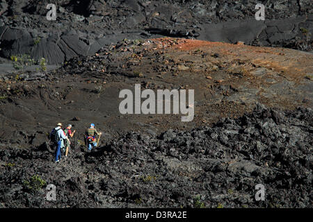 Il Kilauea Iki cratere escursionisti sul sentiero vicino a'una lava Parco Nazionale dei Vulcani delle Hawaii Foto Stock