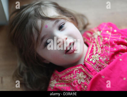 Ritratto di un tedesco di quattro anno vecchia ragazza che durante una festa di carnevale nella scuola materna è vestito come un Indiano. Foto Stock