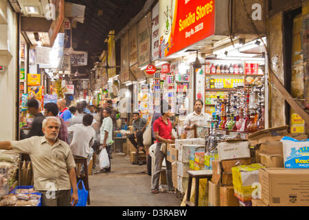 Persone in un mercato di strada in una città mercato Crawford, Mumbai, Maharashtra, India Foto Stock