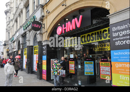 Piccadilly Circus, Londra, Regno Unito. Il 23 febbraio 2013. HMV store nel Trocadero ha 'store chiusura dell' segni con molti sconti. L'HMV store in il Trocadero di Londra centrale è la chiusura con il gruppo è in amministrazione. Credito: Matteo Chattle / Alamy Live News Foto Stock