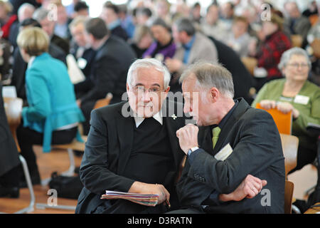 Il vescovo Gebhard Fuerst (L) parla all'host del pannello Matthias sfera della sede dell'iniziativa 'Dialogprozess' (finestra di dialogo nel processo) della diocesi di Rottenburg-Stuttgart, durante il primo cattolico forum regionale di Biberach an der Riss, Germania, 23 febbraio 2013. Il forum è interessato con il dialogo e con processi di rinnovamento nella Chiesa cattolica. Foto: Felix Kaestle Foto Stock