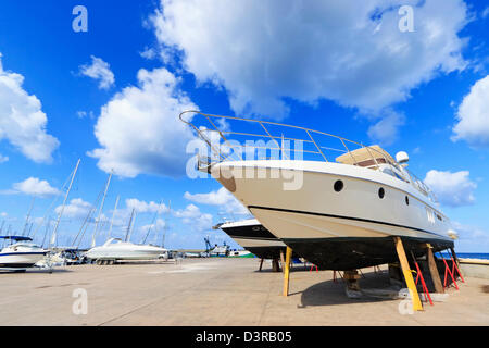 Luxury motor yacht spiaggiata per riparazione presso la marina Foto Stock