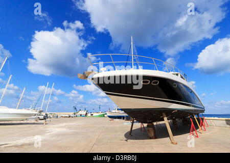 Luxury motor yacht spiaggiata per riparazione presso la marina Foto Stock