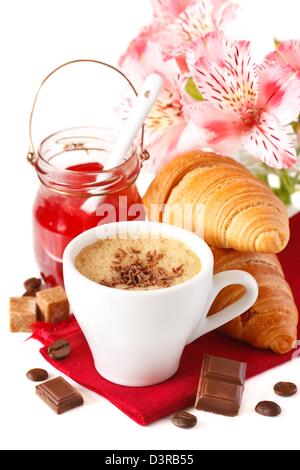 Tazza di caffè e croissant freschi per la prima colazione. Foto Stock