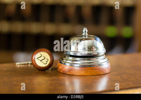 Reception - Hotel Bell e la chiave giacente sulla scrivania Foto Stock