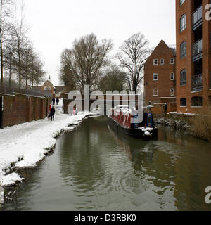 Inverno a sud Oxford Canal, città di Oxford, Oxfordshire, Oxon, Inghilterra, imbarcazione narrowboat, barca stretta, neve, scena invernale, Foto Stock