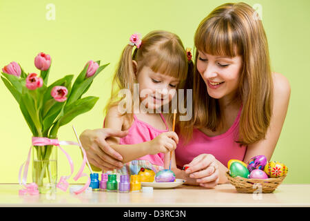 Madre e figlia bambino pittura delle uova di pasqua Foto Stock