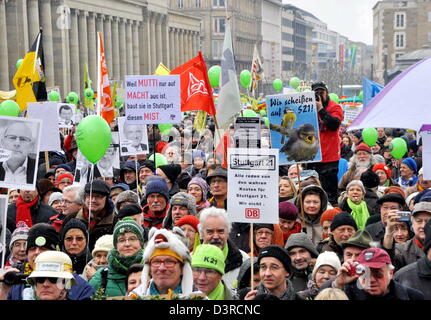 Stuttgart, Germania. Il 23 febbraio 2013. Diverse migliaia di persone manifestano contro la stazione di controverso progetto di costruzione a Stoccarda, Germania, 23 febbraio 2013. Foto: ANDREAS ROSAR/dpa/Alamy Live News Foto Stock