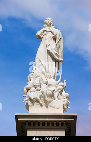 Vergine dell'Immacolata Concezione del 1918 di Lorenzo Coullaut Valera, monumento in Plaza del Triunfo a Siviglia, Spagna. Foto Stock