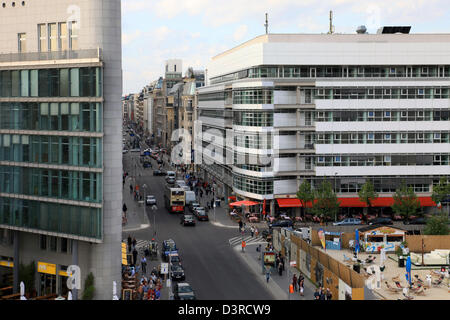 Berlino, Germania, Checkpoint Charlie rivolta verso la Friedrichstrasse Foto Stock