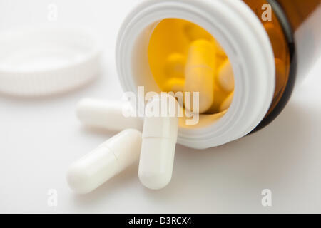 Pills bottiglia bianca su sfondo bianco Foto Stock