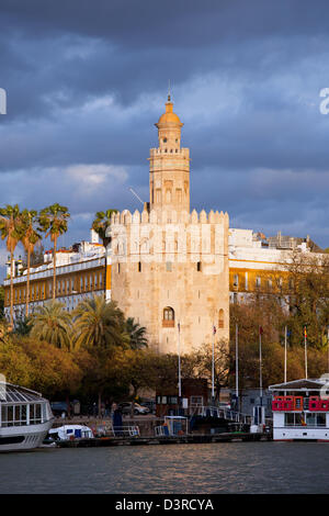 Torre del Oro (Gold tower) al tramonto vicino al fiume Guadalquivir, medievale landmark dall inizio del XIII secolo a Siviglia in Spagna. Foto Stock