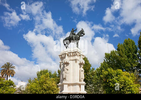 Monumento al re san ferdinando a piazza nuova (spagnolo: Plaza Nueva) a Siviglia in Spagna. Foto Stock