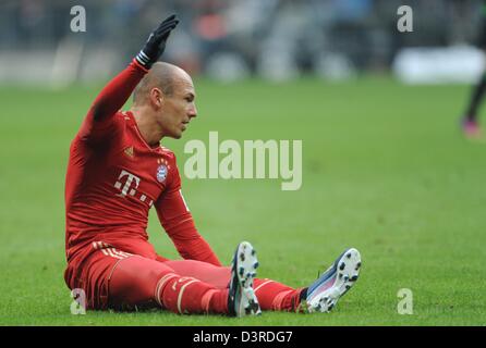 Monaco di Baviera Arjen Robben siede sulla terra e i gesti dopo un fallo durante la Bundesliga soccer match tra FC Bayern Monaco e SV Werder Bremen a Allianz Arena di Munihc, Germania, 23 febbraio 2013. Foto: ANDREAS GEBERT (ATTENZIONE: embargo condizioni! Il DFL permette l'ulteriore utilizzazione di fino a 15 foto (solo n. sequntial immagini o video-simili serie di foto consentito) via internet e media on line durante il match (compreso il tempo di emisaturazione), adottate dall'interno dello stadio e/o prima di iniziare la partita. Il DFL permette la trasmissione senza restrizioni di recor digitalizzata Foto Stock