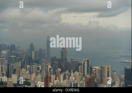 Una vista sul centro di Hong Kong in una nebbiosa mattina tempesta