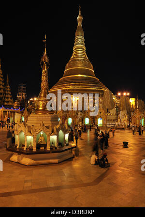 Shwedagon pagoda Yangon, Myanmar, di notte Foto Stock