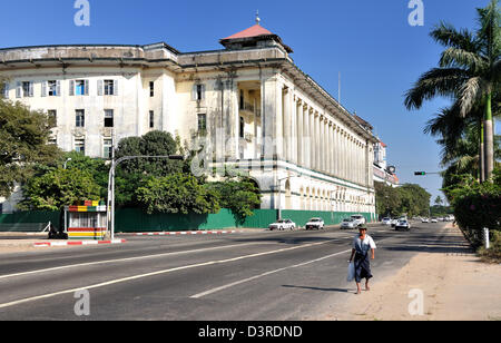 L'imponente Tribunali, ormai tristemente vuota, Yangon (Rangoon), Myanmar (Birmania) Foto Stock