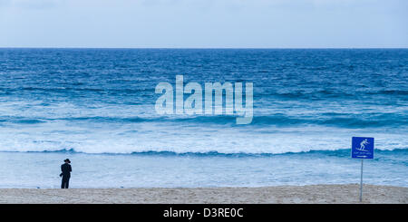 Lonely Man ebraica pregando da mare a Bondi Beach, Sydney Foto Stock