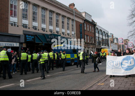 Cambridge, Regno Unito. Il 23 febbraio 2013. Anti-Fascist Cambridge University Student Union manifestanti fuori Wetherspoon pub come estremo destro della Difesa inglese League (EDL) bere all'interno. Cambridge Unite contro il fascismo terrà un contatore di protesta e di marzo nella città. Credito: Pete Maclaine / Alamy Live News Foto Stock