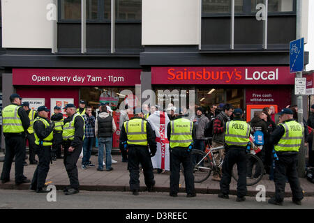 Cambridge, Regno Unito. Il 23 febbraio 2013. L estrema destra della Difesa inglese League (EDL) acquisto di birra e cibo in Cambridge Sainsbury prima tenendo una protesta in un contenitore in un Cristo pezzi del parco. Cambridge Unite contro il fascismo terrà un contatore di protesta e di marzo nella città. Credito: Pete Maclaine / Alamy Live News Foto Stock