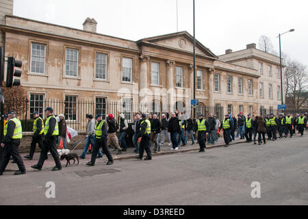 Cambridge, Regno Unito. Il 23 febbraio 2013. L estrema destra della Difesa inglese League (EDL) essendo scortato lungo St Andrew Street per la statica di una protesta in un contenitore in un Cristo pezzi del parco. Cambridge Unite contro il fascismo terrà un contatore di protesta e di marzo nella città. Credito: Pete Maclaine / Alamy Live News Foto Stock