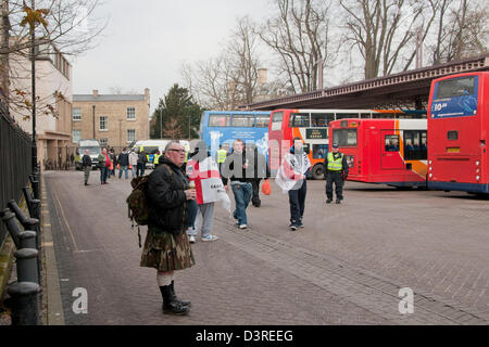 Cambridge, Regno Unito. Il 23 febbraio 2013. L estrema destra della Difesa inglese League (EDL) di Cambridge busto stazione prima di tenere una protesta in un involucro in un Cristo pezzi del parco. Cambridge Unite contro il fascismo terrà un contatore di protesta e di marzo nella città. Credito: Pete Maclaine / Alamy Live News Foto Stock