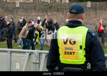 Cambridge, Regno Unito. Il 23 febbraio 2013. L estrema destra della Difesa inglese League (EDL) fingendo di essere RAF bomber aeromobile durante una manifestazione di protesta in un contenitore in un Cristo pezzi del parco. Cambridge Unite contro il fascismo terrà un contatore di protesta e di marzo nella città. Credito: Pete Maclaine / Alamy Live News Foto Stock