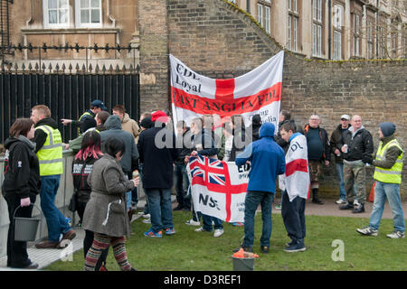 Cambridge, Regno Unito. Il 23 febbraio 2013. L estrema destra della Difesa inglese League (EDL) trattenere una protesta in un contenitore in un Cristo pezzi del parco. Cambridge Unite contro il fascismo terrà un contatore di protesta e di marzo nella città. Credito: Pete Maclaine / Alamy Live News Foto Stock