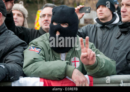 Cambridge, Regno Unito. Il 23 febbraio 2013. L estrema destra della Difesa inglese League (EDL) trattenere una protesta in un contenitore in un Cristo pezzi del parco. Cambridge Unite contro il fascismo terrà un contatore di protesta e di marzo nella città. Credito: Pete Maclaine / Alamy Live News Foto Stock