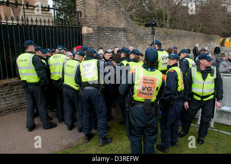 Cambridge, Regno Unito. Il 23 febbraio 2013. Una prova di polizia dal raccoglitore in avanti il team di intelligence (FIT) delle pellicole di estrema destra della Difesa inglese League (EDL) come sono confinate in un involucro in un Cristo pezzi del parco. Cambridge Unite contro il fascismo terrà un contatore di protesta e di marzo nella città. Credito: Pete Maclaine / Alamy Live News Foto Stock