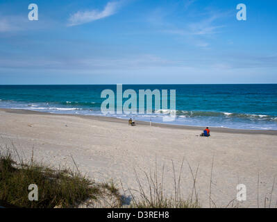 I pescatori di surf su una solitaria spiaggia della Florida Foto Stock