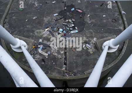 Scartato o rotture di skateboard Giubileo ponte pedonale Foto Stock