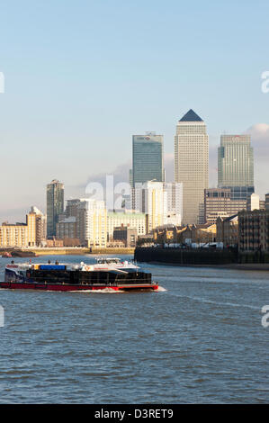 Docklands visto da di fronte fiume Thames, London, Regno Unito Foto Stock
