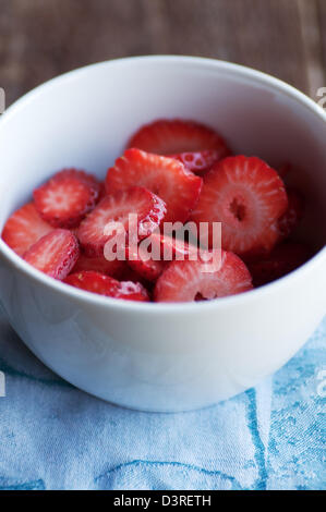 Ciotola bianco di fettine fresche fragole dolci Foto Stock