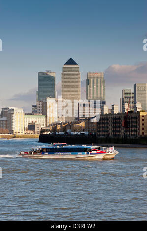 Docklands visto da di fronte fiume Thames, London, Regno Unito Foto Stock