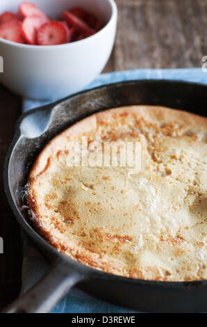 Dutch baby pancake freschi di forno Foto Stock