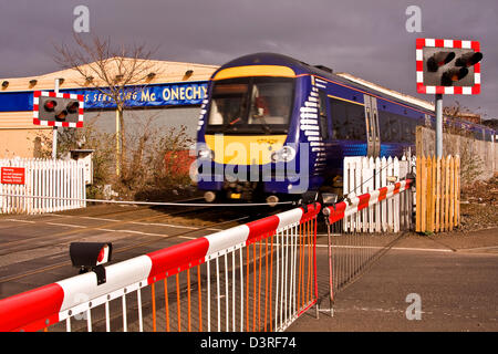 Scotrail treni pendolari che si avvicinano ad un passaggio a livello si viaggia verso il Dundee stazione ferroviaria,UK Foto Stock