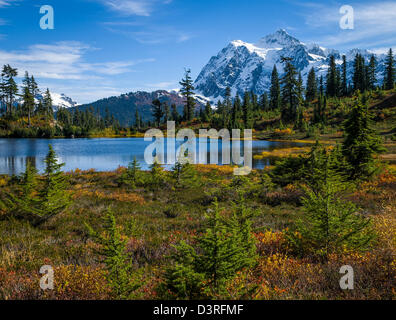 Mount Shuksan e foto lago in autunno, northern Cascade Mountains, Washington. Foto Stock