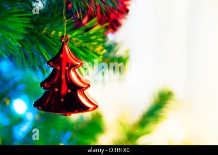 Albero di natale con natale golden ninnolo Foto Stock