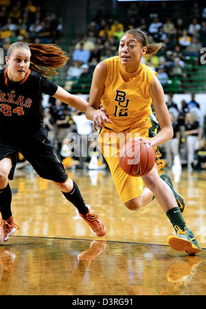 Waco, TX, Stati Uniti d'America. Il 23 febbraio, 2013. Baylor guard Alexis principe #12 unità verso il cestello come Texas guard Chassidy Fussell #24 tenta di difendere durante il NCAA donna gioco di basket al centro di Ferrell a Waco, TX. Baylor sconfitta Texas 67-47 per vincere la grande 12 campionato. Foto Stock