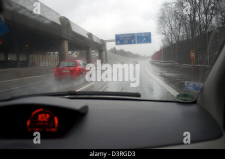 La guida sotto la pioggia sulla A46 in direzione nord, Wuppertal, Renania settentrionale-Vestfalia (Germania). Foto Stock