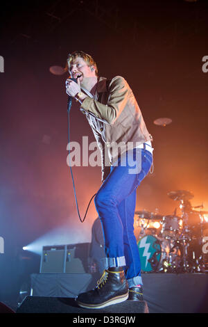 Wolverhampton, Regno Unito. Il 23 febbraio, 2013. Rock band di Kaiser Chiefs giocare a Wolverhampton Civic Hall, UK, il 22 febbraio 2013. Lead singer è Ricky Wilson. Foto Stock