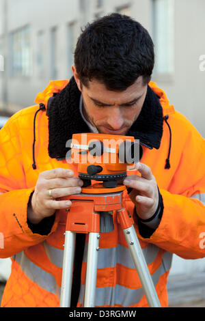 Berlino, Germania, lavorando con il livellamento Foto Stock