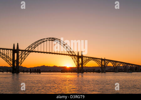 Yaquina Bay Bridge di sunrise, Newport, central Oregon Coast. Foto Stock