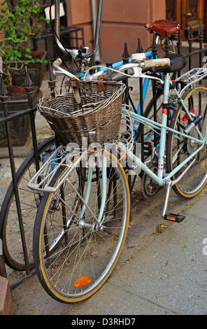 Due biciclette parcheggiate sulla Street in Brooklyn, New York Foto Stock